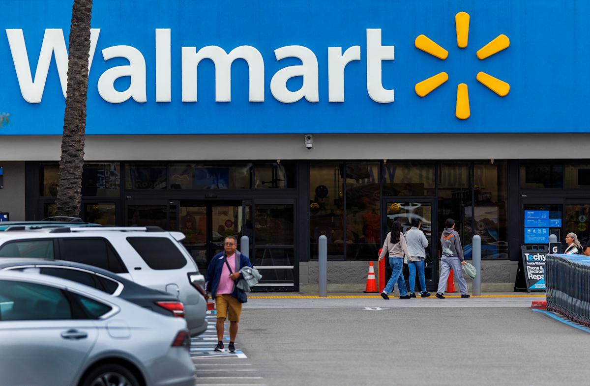 Walmart stock slips as Trump targets retail giants to surpass tariffs to rise