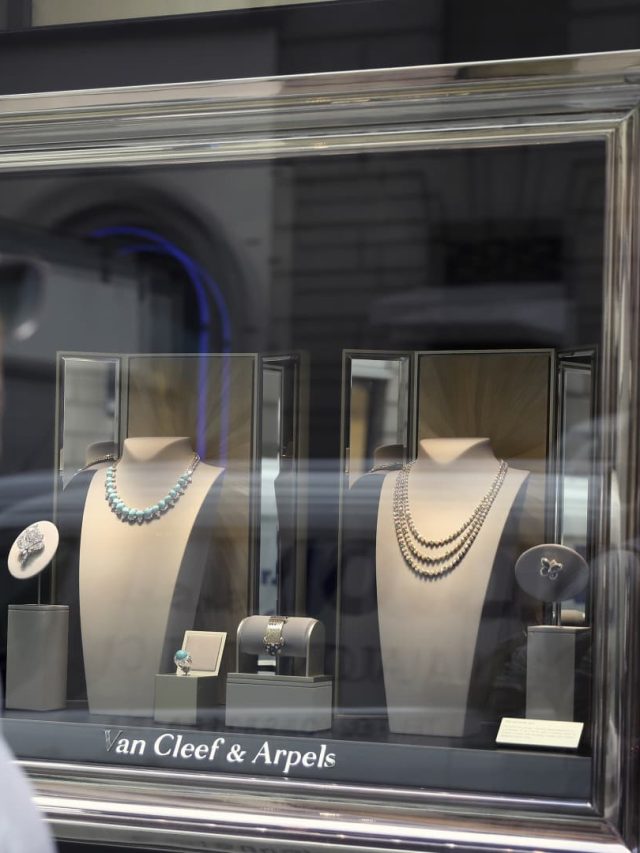 Wealthy shoppers spend only on jewelry on the right brand