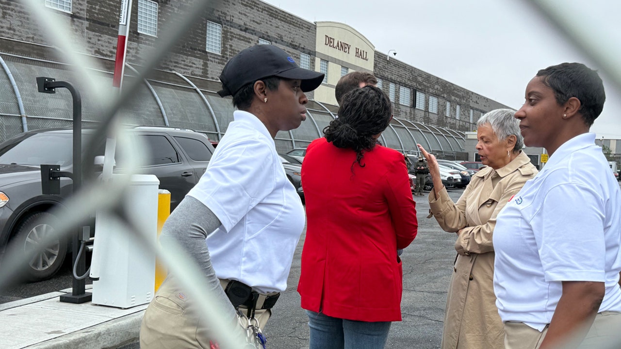 White House lashes out Democrats at Ice Prison
