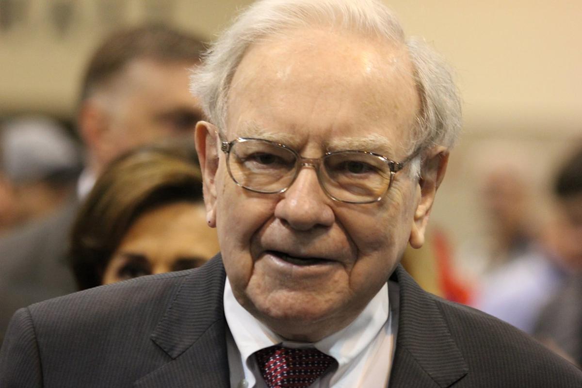 Will Berkshire Hathaway start to generate dividends soon as Warren Buffett resigns as CEO?