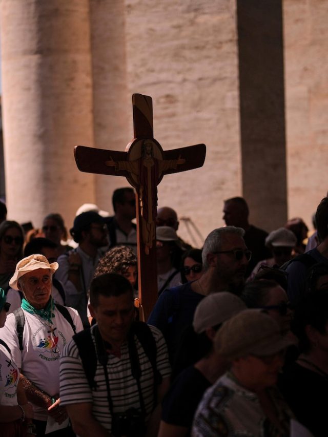 Workers install Sistine church stove, burn votes during the Pope's meeting