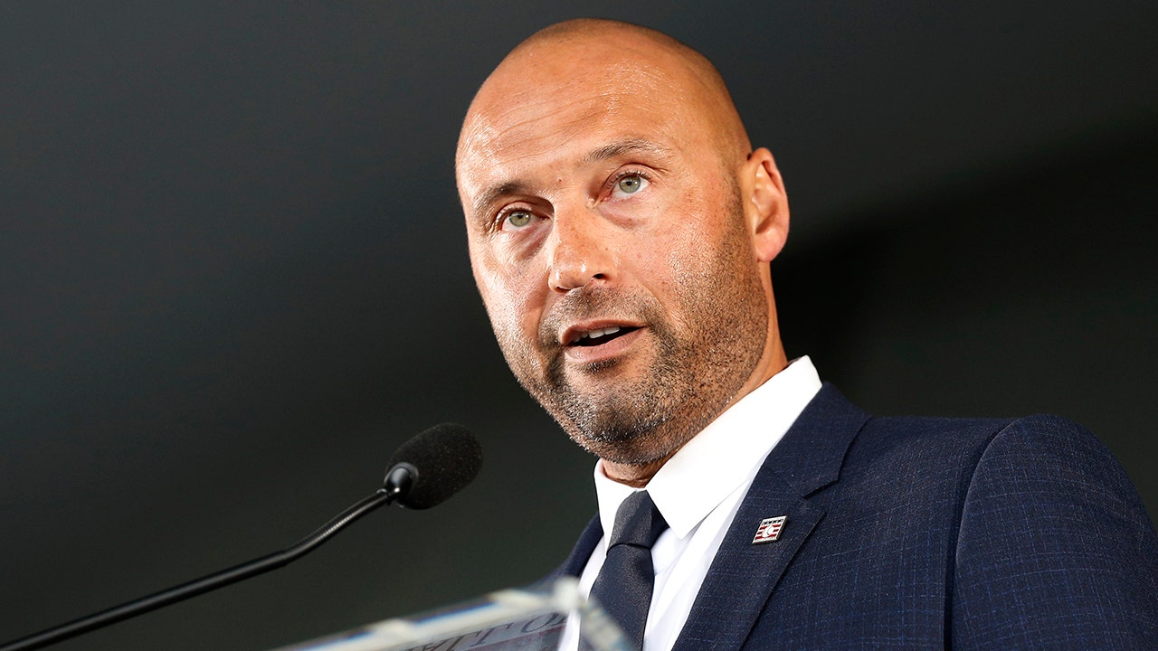 Yankee Derek Jeter speaks to students at the University of Michigan