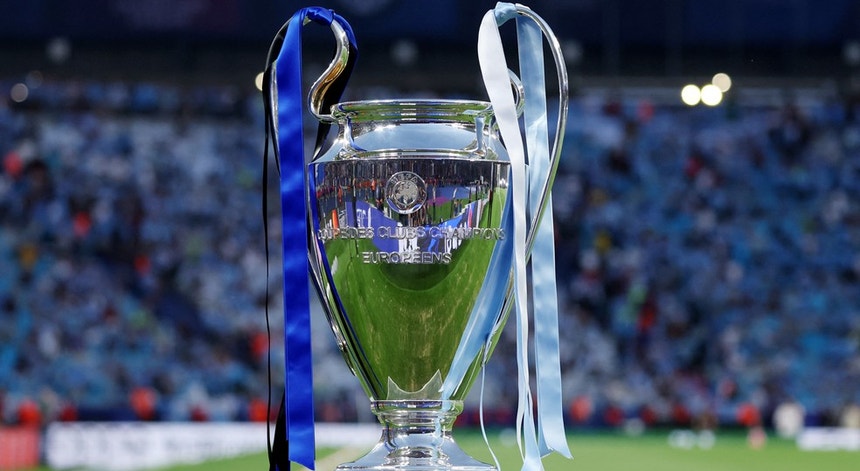 "campeão". Milan e PSG procurando copos