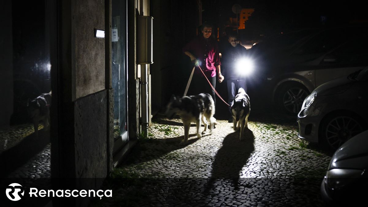 falha de energia. A primeira publicação sugere que ataques russos podem se originar em Portugal