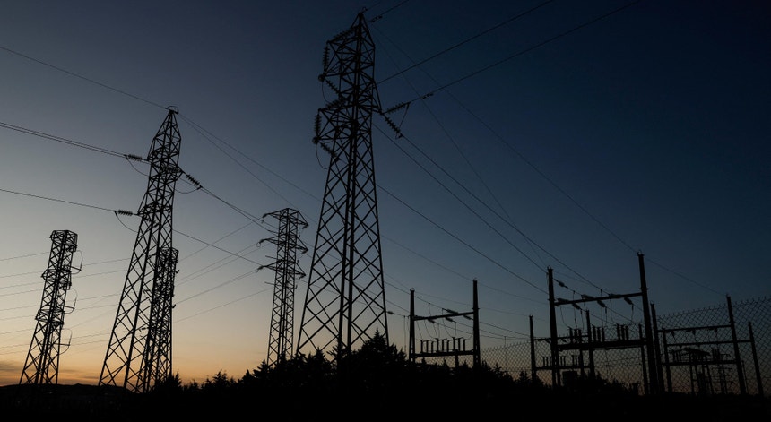 falha de energia. Os governos determinam auditorias de telecomunicações, aviação e transporte para analisar causas e investigar os impactos