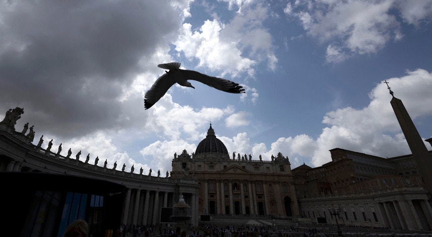 para concluir. Cardinal se aproxima do novo papa na Igreja Sistina