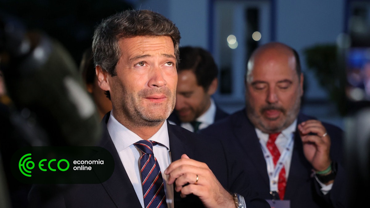 Chegada acusando o Banco Português de favorecer o governo e convocar o Centeno para o Parlamento