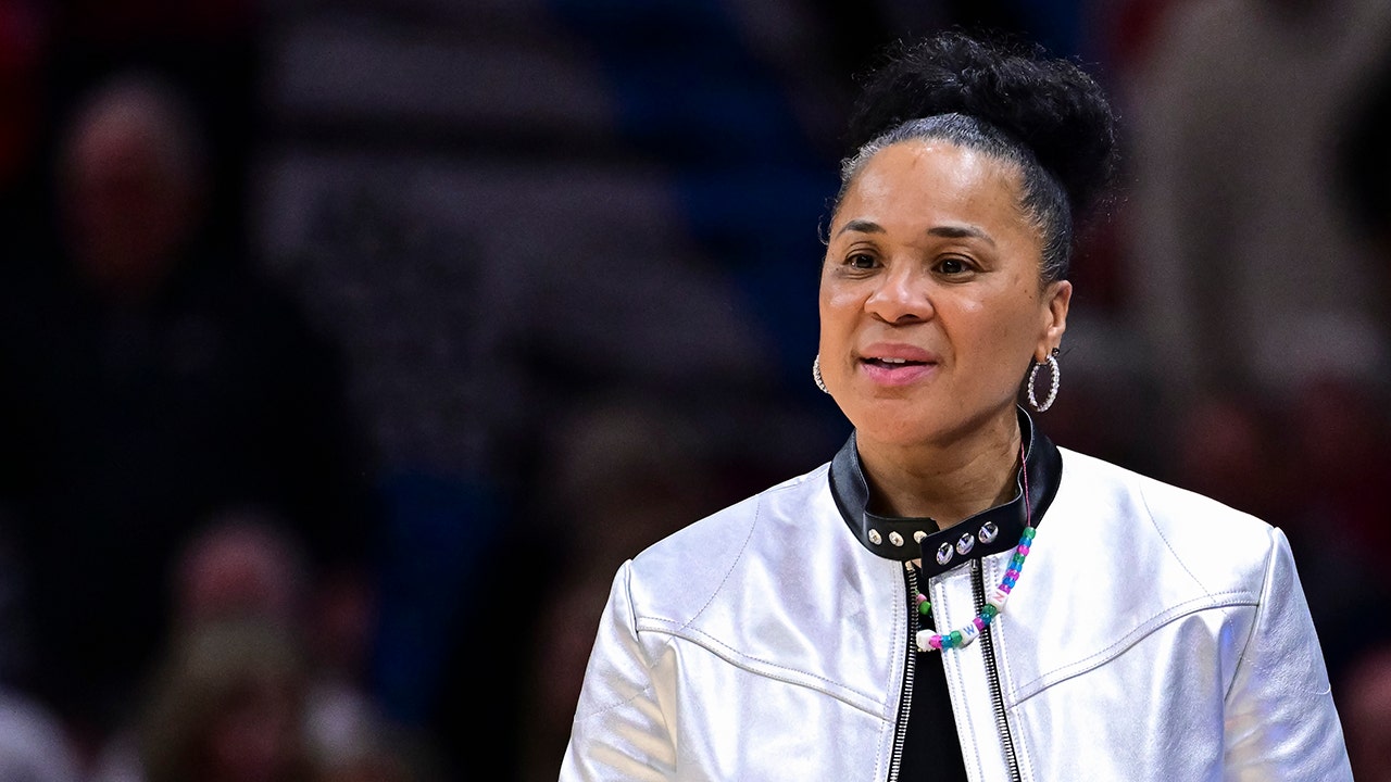 Dawn Staley discusses transfer from temple to South Carolina, rejects the SEC team