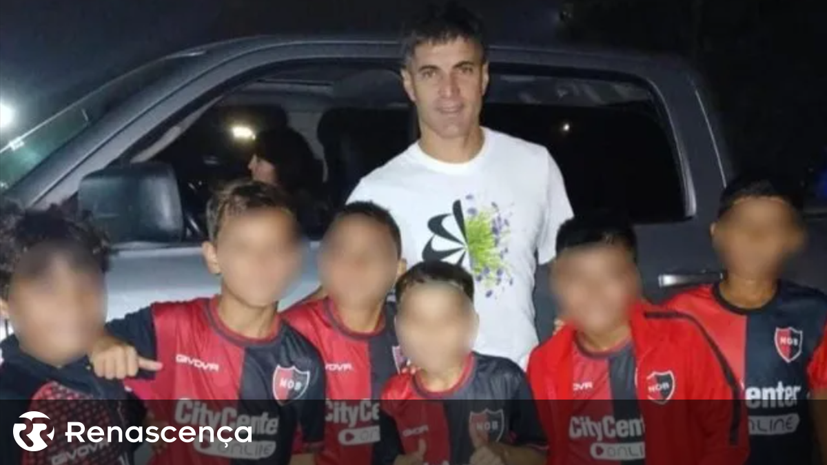 Eles tinham 9 anos, posando com jogadores rivais e sendo perseguidos por outros pais e quase punidos
