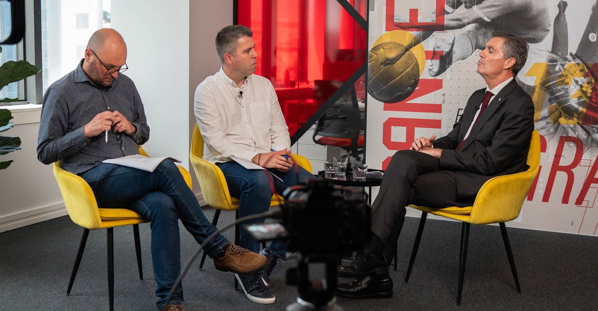 Entrevista com o baile «Televisão? Se o Benfica precisar se opor à corrente, ele irá »