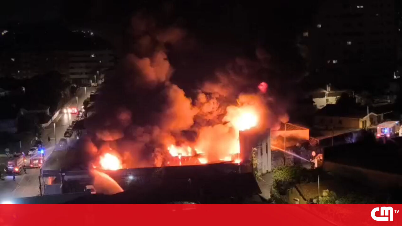 Fire gatilhos na loja de pneus de Trofa – Vídeo