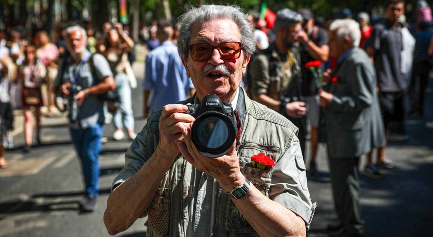 Fotógrafo Eduardo Gagege em 25 de abril, Portugal morreu na realidade