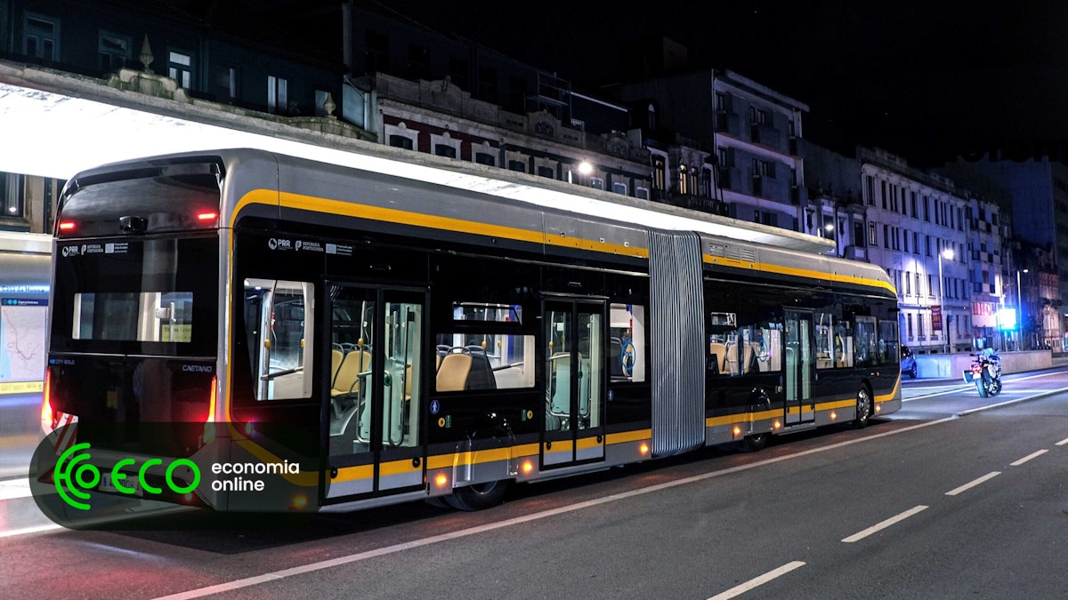 O Porto Metrobus teve seu primeiro ensaio na noite depois de esperar 9 meses. Exibir imagem