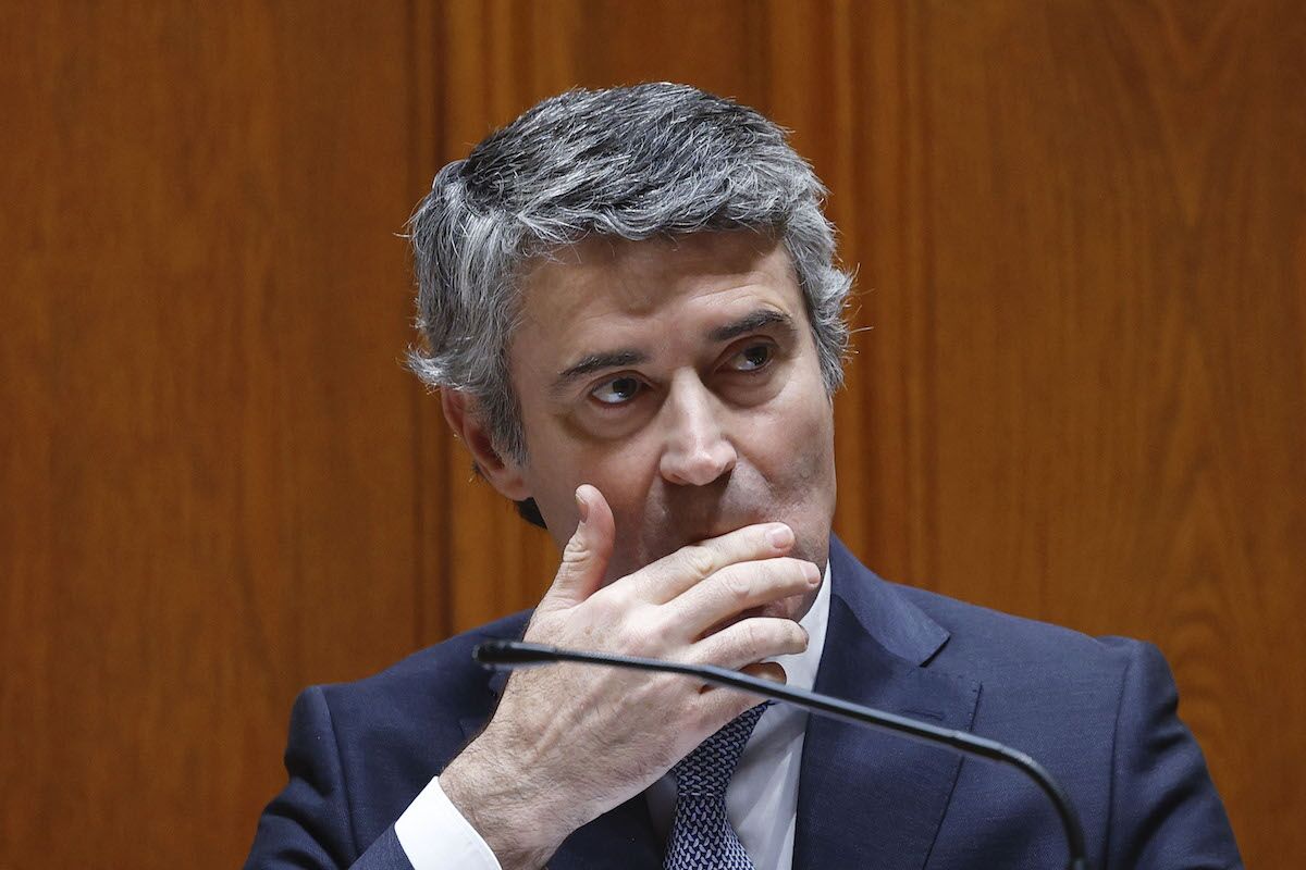 O carneiro exibe os olhos para o Montenegro, com 5 regimes na mesa