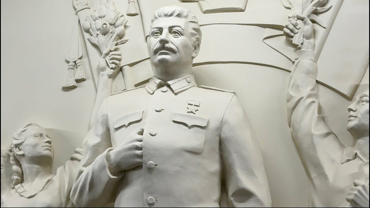 O fantasma de Stalin retorna a Moscou: estátua do ditador Abertura no metrô