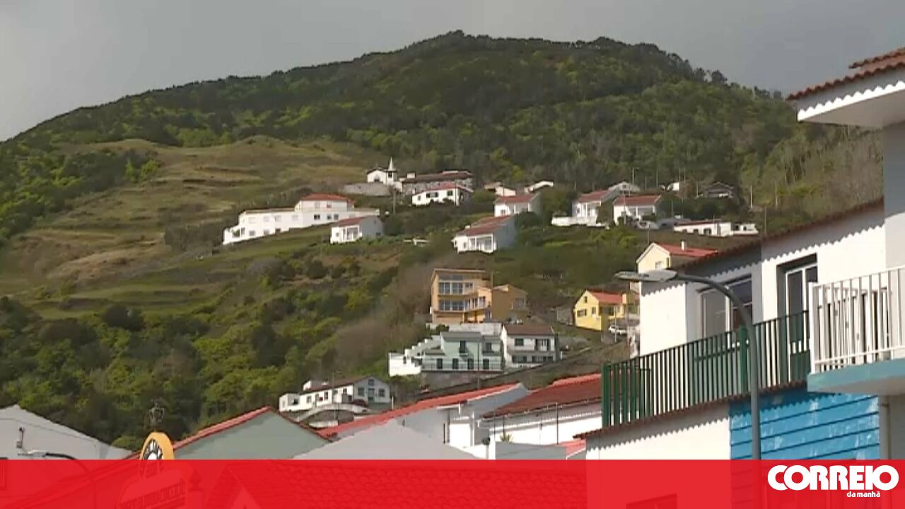 Os Açores construíram a primeira pedra para construir 22 casas em Santa Clara – política
