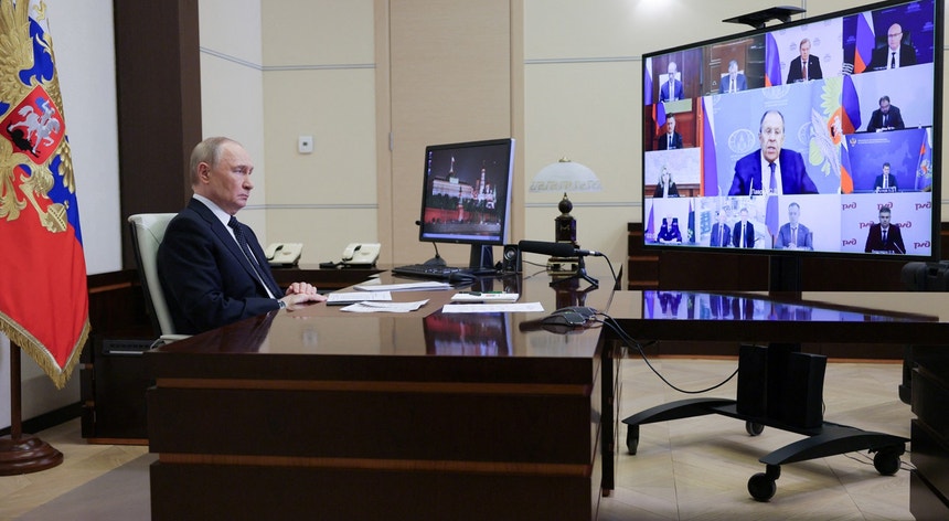 Putin acusa a Ucrânia de tentar minar as negociações de paz