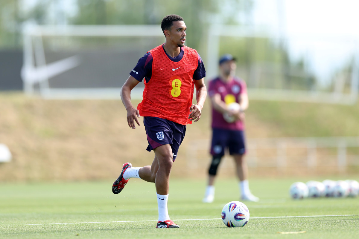 Real Madrid Bantrent Alexander-Arnold before playing football