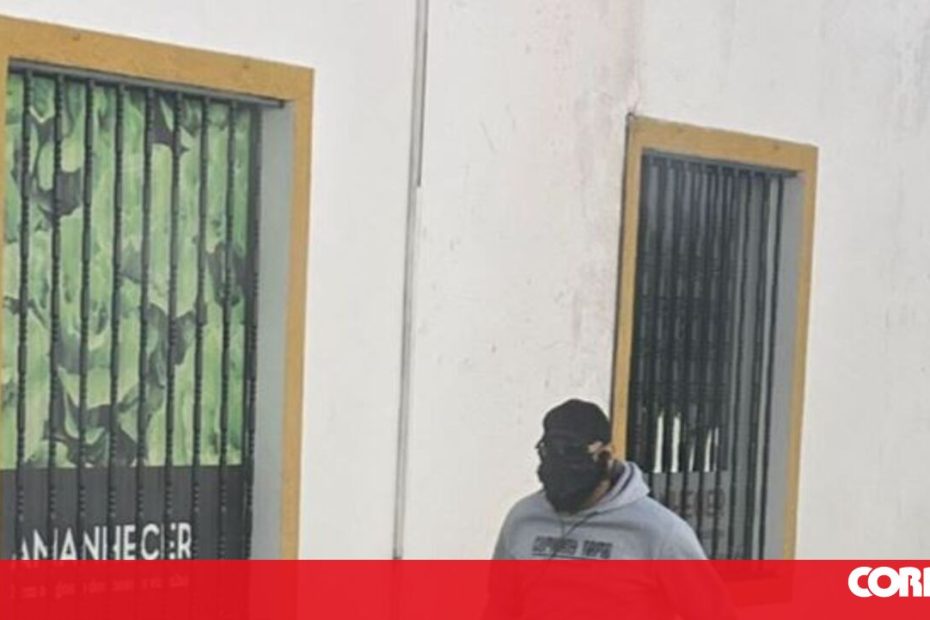 Três pessoas impediram prisões, ele atacou évora-um banco em Portugal