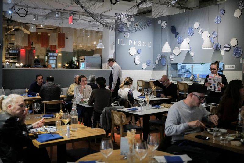 U.S. service unexpectedly signed in May; inflation heats up