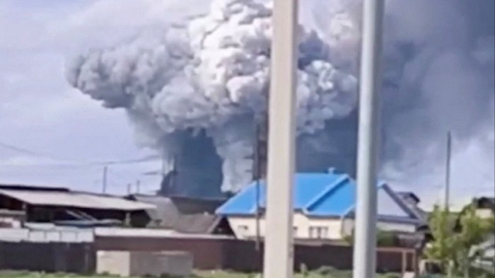 Ukraine and Russia exchange large-scale air strikes ahead of peace talks