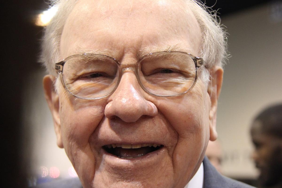Warren Buffett will earn over $1.33 billion this year by investing in these 2 high-yield dividend stocks